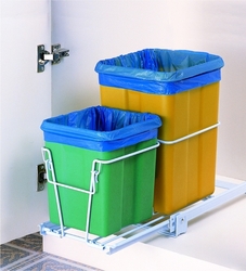 Vestavný odpadkový koš plast 6L+12L, výsuvný pro třídění odpadu.